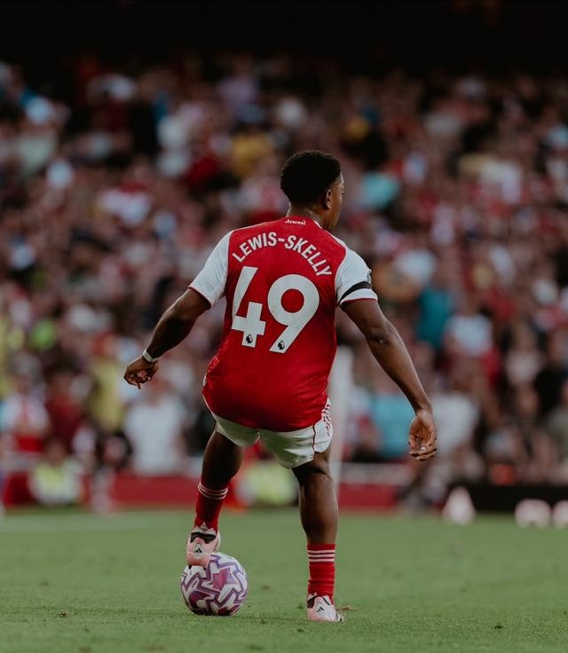 开云下载-阿森纳老将告别球场未来不明朗可期